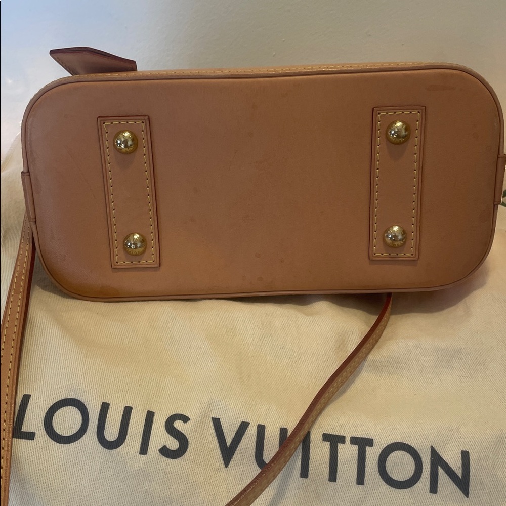 Louis Vuitton Mini Alma Handbag Crossbody Bag. Great Condition. Authentic - Picture 5 of 11